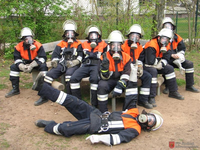 Bild 7 von 29 Noch fit? Ca. einen Kilometer Joggen zur&uuml;ck zur Atemschutzzentrale steht ihnen noch bevor.