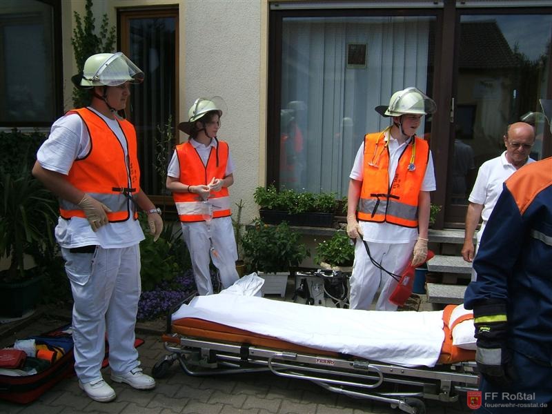 Bild 8 von 26 Das BRK wartet auf einen bewusstlosen Atemschutzger&auml;tetr&auml;ger