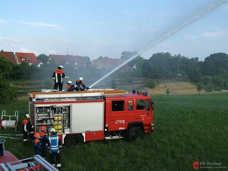Bild 16 von 26 Fl&auml;chenbrand: Wasser aus vollen Rohren