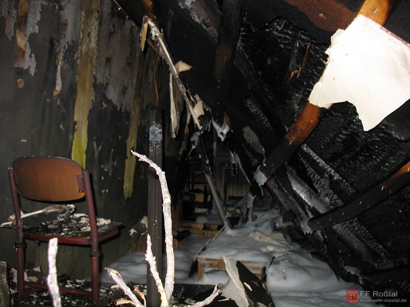 Bild 23 von 24 Blick unter die eingest&uuml;rzte Decke.