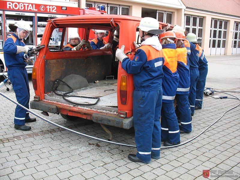 Bild 15 von 21 Technische Hilfeleistung: Bereitmachen zum Wegtragen des Dachs.