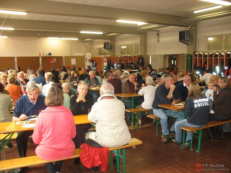 Bild 3 von 22 Viele G&auml;ste - Die Tische in der Fahrzeughalle reichten zeitweise nicht aus