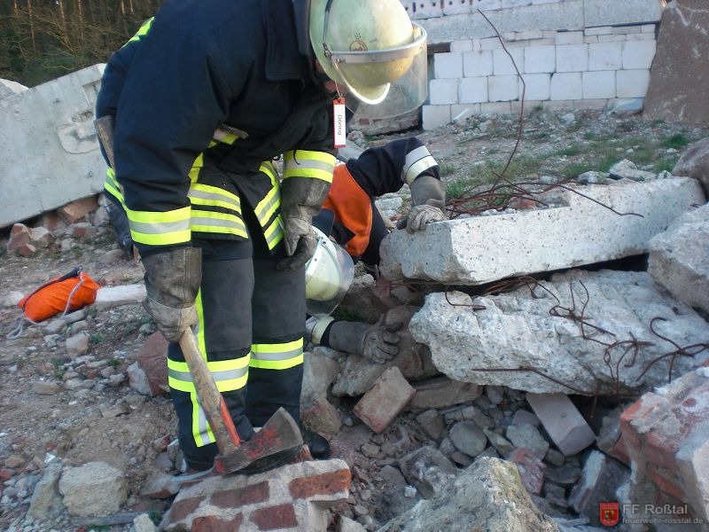 Bild 2 von 28 Es wird damit begonnen den Tr&uuml;mmerhaufen zu durchsuchen.
