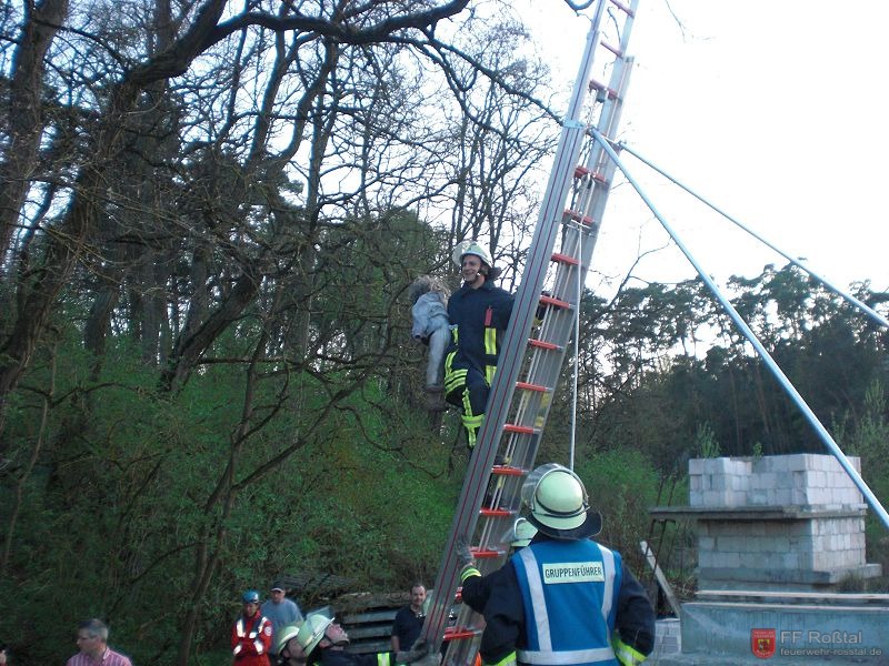 Bild 20 von 28 Der Retter freut sich &uuml;ber seinen Erfolg.
