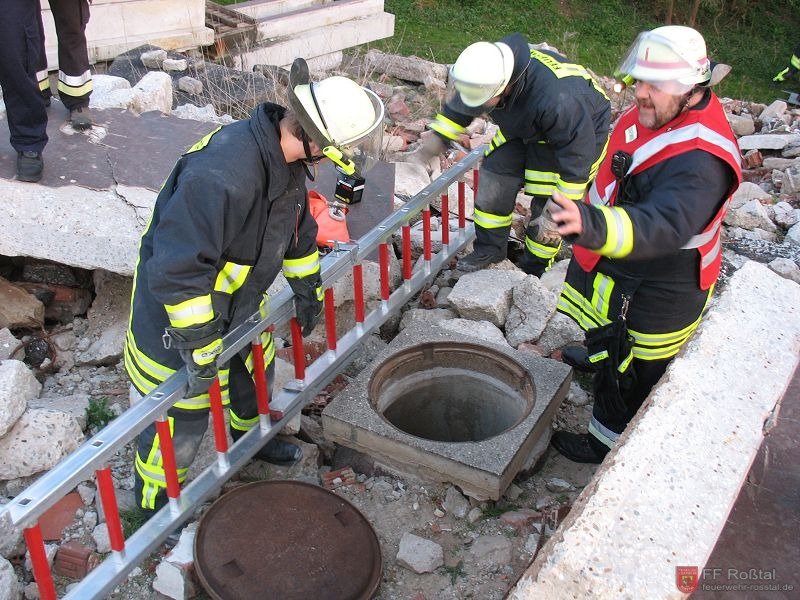 Bild 24 von 28 Die Rettung der Person l&auml;uft an.