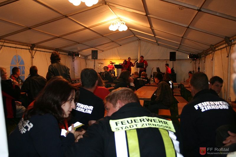 Bild 4 von 16 Die Band sorgt f&uuml;r gute Stimmung im Zelt