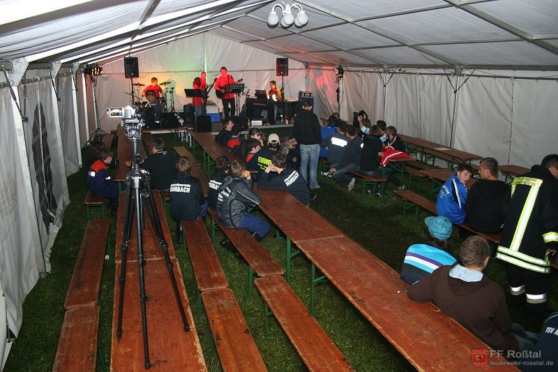 Bild 15 von 16 Die leeren Bierb&auml;nke t&auml;uschen etwas - es hatte gerade aufgeh&ouml;rt zu Regnen und viele gesellten sich zum Lagerfeuer. Die Musik war ja auch drau&szlig;en zu h&ouml;ren.