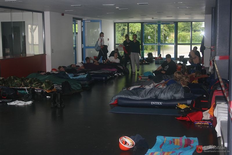 Bild 7 von 28 Das Notquartier in der Hauptschule f&uuml;r alle mit &uuml;berschwemmtem Zelt