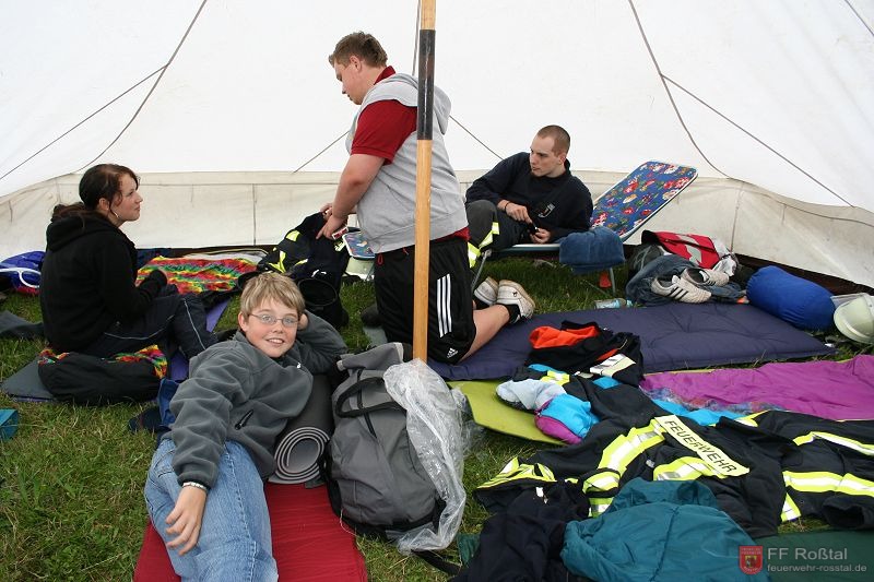 Bild 17 von 20 Im Ro&szlig;taler Zelt. Darin wird es jedoch am Abend ziemlich nass, so dass ...