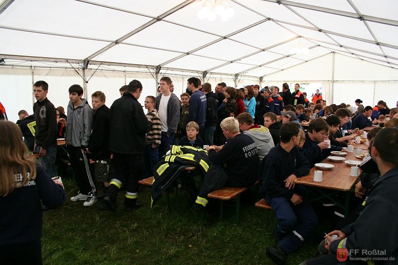 Bild 10 von 15 Trotz langer Schlange: Die Wartezeit blieb dank z&uuml;giger Essensausgabe gering