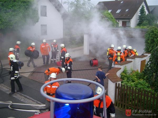 Bild 4 von 5 Die &Uuml;bung sah so realistisch aus, dass mehrere Anwohner an einen richtigen Brand glaubten.