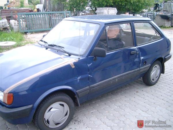 Bild 1 von 7 Der PKW wurde vor dem Einsatz so pr&auml;pariert, das T&uuml;ren und Kofferraum nicht mehr ge&ouml;ffnet werden k&ouml;nnen.