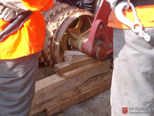 Bild 6 von 6 Durch Unterlegh&ouml;lzer wurde das Ger&auml;t gesichert.