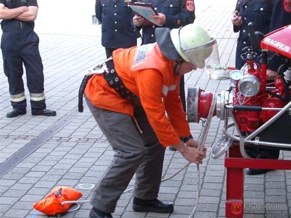 Bild 1 von 18 1. Pr&uuml;fung: Mastwurf am Ger&auml;t (max. 10 Sekunden)