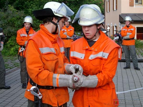 Bild 7 von 18 7. Pr&uuml;fung: Ankuppeln eines CM-Strahlrohres an einen C-Schlauch, Schlauchreserve (max. 15 Sekunden)