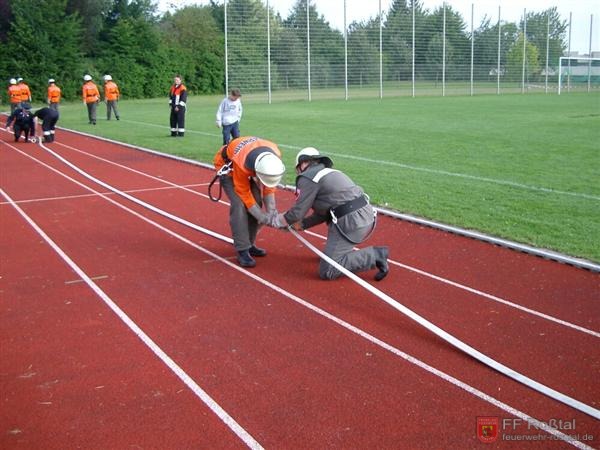 Bild 10 von 18 10. Pr&uuml;fung: Zusammelnkuppeln einer 90m C-Leitung, d.h. 4 Kupplungen (max. 55 Sekunden)Diese &Uuml;bung findet als einzige nicht am Feuerwehrhof, sondern am nahegelegenen Sportgel&auml;nde der Hauptschule statt. 