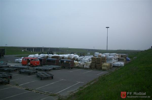 Bild 9 von 10 Der Platz an dem etwa die H&auml;lfte der 3,3 Mio Sands&auml;cke lagerten.