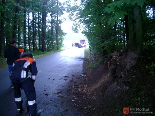 Bild 5 von 9 Der PKW schlitterte geradeaus weiter ohne auf die zahlreichen B&auml;ume am Stra&szlig;enrand zu prallen.