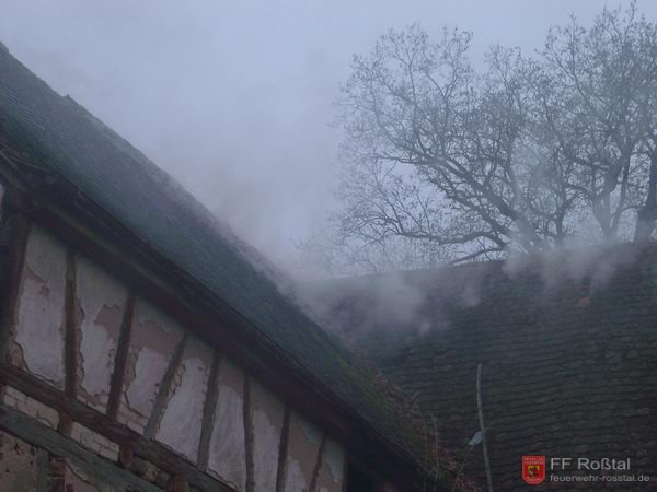 Bild 1 von 2 In der Scheune konnte nicht viel Wasser benutzt werden, da dass vollgesogene Stroh eine zu hohe Belastung f&uuml;r den Boden sein k&ouml;nnte.