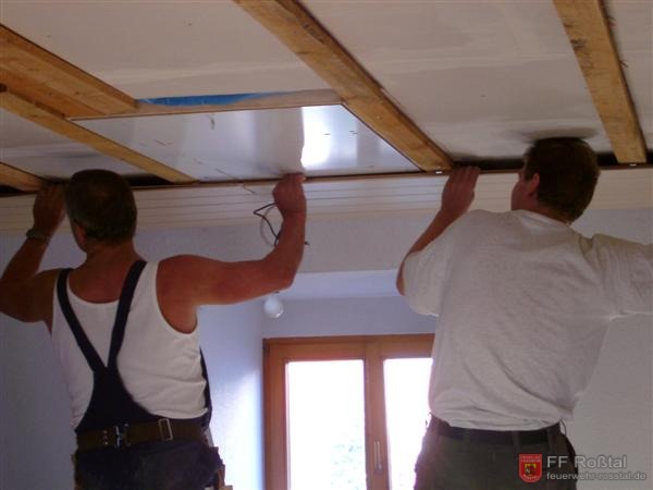 Bild 8 von 13 Der Kommandant (links) hilft tatkr&auml;ftig mit.