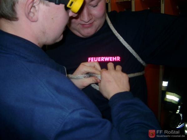 Bild 6 von 10 Überraschenderweise schafften alle den Rettungsknoten in der Sollzeit von 45 Sekunden, wenn auch manche mit einem zweiten Anlauf. Die meisten lagen mit der Zeit sogar noch deutlich darunter. Am schnellsten waren Luca Nieszery und Stefan Kuchlbauer mit je 25 Sekunden. Bild 6 von 10 Überraschenderweise schafften alle den Rettungsknoten in der Sollzeit von 45 Sekunden, wenn auch manche mit einem zweiten Anlauf. Die meisten lagen mit der Zeit sogar noch deutlich darunter. Am schnellsten waren Luca Nieszery und Stefan Kuchlbauer mit je 25 Sekunden.