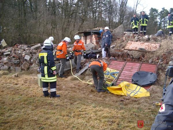 Bild 10 von 25 Um die eingeklemmte Person zu bergen musste technisches Gerät eingesetzt werden. Hier ist das Hebekissen mit Armaturen zu sehen. Bild 10 von 25 Um die eingeklemmte Person zu bergen musste technisches Gerät eingesetzt werden. Hier ist das Hebekissen mit Armaturen zu sehen.