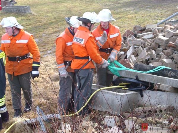 Bild 12 von 25 Das andere Ende wird am Betonblock befestigt. Bild 12 von 25 Das andere Ende wird am Betonblock befestigt.