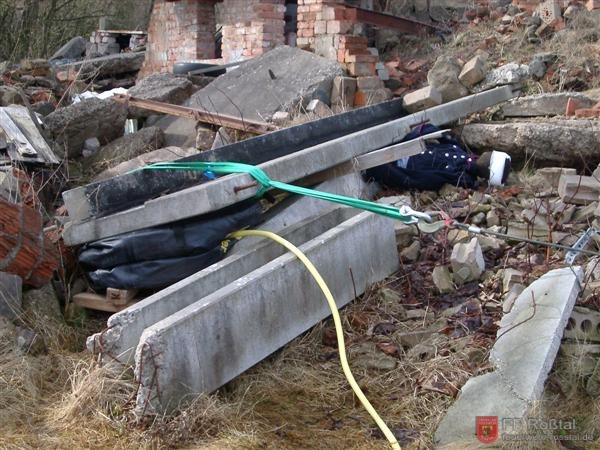 Bild 13 von 25 Das Hebekissen wird mit Pressluft aufgeblasen und hebt somit den Betonblock an. Das Stahlseil verhindert ein wegrutschen des Betonblocks.