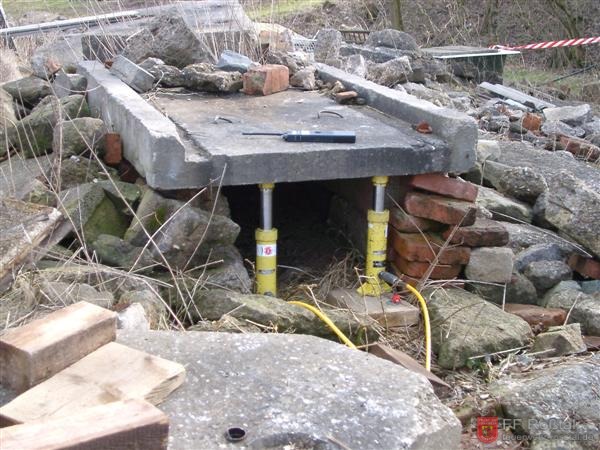 Bild 16 von 25 Die verschüttete Person wurde aus diesem Loch vom THW geborgen. Bild 16 von 25 Die verschüttete Person wurde aus diesem Loch vom THW geborgen.