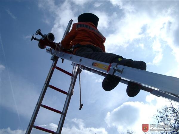 Bild 19 von 25 Die beiden Leitern werden zusammengebunden. Bild 19 von 25 Die beiden Leitern werden zusammengebunden.