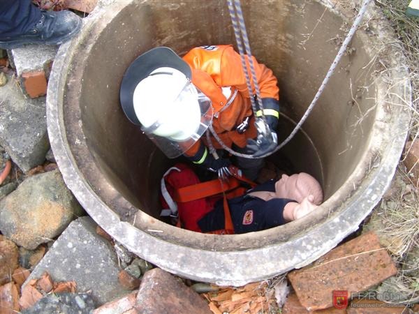 Bild 22 von 25 Ein Feuerwehrmann steigt hinunter um dem Verletzten das Rollgliss anzulegen, damit er hochgezogen werden kann.