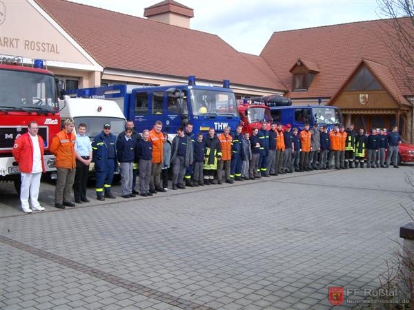 Bild 25 von 25 Zum Schluss gibt es noch ein Gruppenfoto auf dem Feuerwehrhof und eine Brotzeit im Ger&auml;tehaus.