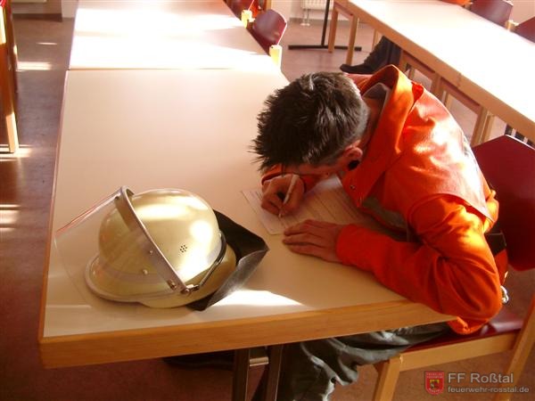 Bild 1 von 14 F&uuml;r die Pr&uuml;fung hatten die 12 Feuerwehranw&auml;rter ca. 15 Minuten Zeit. Gefragt wurde unter anderem wie ein Notruf abzusetzen ist, der Aufbau eines Strahlrohres oder welche Feuerwehrarten es in der Bundesrepublik gibt.