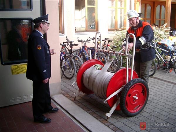 Bild 5 von 14 Unter den kritischen Blicken des Kreisjugendwartes Erwin Kreß musste ein gestochener Mastwurf angelegt werden. Bild 5 von 14 Unter den kritischen Blicken des Kreisjugendwartes Erwin Kreß musste ein gestochener Mastwurf angelegt werden.