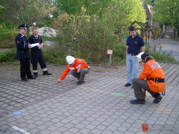 Bild 8 von 14 "Unterflurhydrantenfinden": Anhand von den Angaben auf einem Unterflurhydrantenschild, musste der richtige Hydrant durch Messen mit einem Meterband herausgefunden werden. Dafür wurden zuvor meherer Hydranten mit Kreide auf den Hof gemalt. Bild 8 von 14 "Unterflurhydrantenfinden": Anhand von den Angaben auf einem Unterflurhydrantenschild, musste der richtige Hydrant durch Messen mit einem Meterband herausgefunden werden. Dafür wurden zuvor meherer Hydranten mit Kreide auf den Hof gemalt.