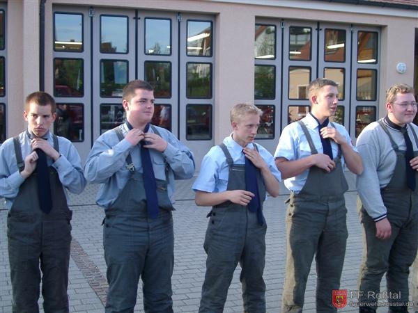 Bild 12 von 14 Alle schafften den Krawattenknoten auf Anhieb.