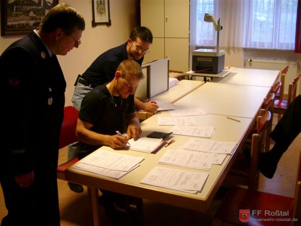 Bild 13 von 14 Jetzt hei&szlig;t es warten f&uuml;r die Jugendlichen, denn Kreisjugendwart Erwin Kress und die beiden Ro&szlig;taler Jugendwarte werten die Frageb&ouml;gen aus.