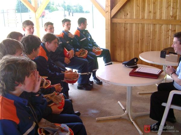 Bild 9 von 15 N&auml;chste &Uuml;bung: "Fragenbeantwortung"Der Schiedsrichter stellt in einem Zeitraum von 15 Minuten Fragen zur Feuerwehr aber auch &uuml;ber Allgemeinwissen an die gesamte Gruppe.