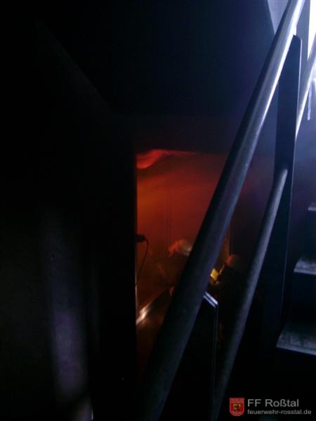 Bild 3 von 20 Brandhaus: Kurz nachdem der Trupp die T&uuml;r im Keller ge&ouml;ffnet hatte, kommt es zum Flash-Over an der Decke.