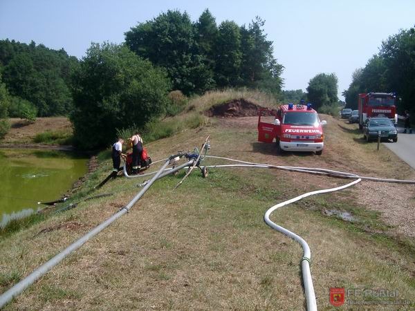 Bild 6 von 15 Die FF Cadolzburg &uuml;bernahm die Wasserf&ouml;rderung von einem etwa 500m entfernten Weiher aus.