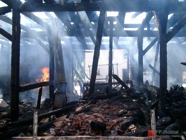 Bild 10 von 15 Noch mehrere Stunden seit Ausbruch des Feuers loderten Flammen im Inneren des Geb&auml;udes. Wegen der Wasserknappheit wurde auf ein Abl&ouml;schen so weit es ging verzichtet.