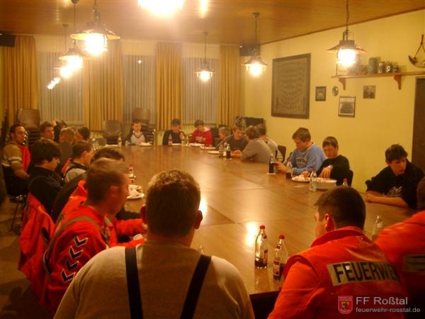 Bild 10 von 10 Nach einer kurzen Besichtigung des Feuerwehrhauses gab es zu essen und zu trinken.