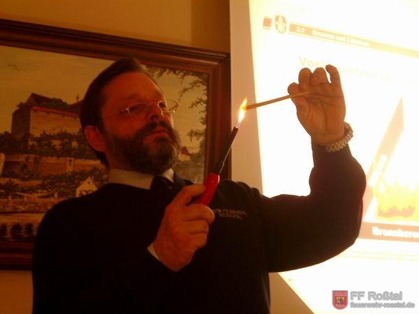 Bild 2 von 22 Kreisbrandinspektor Rudi H&ouml;fler w&auml;hrend des Unterrichts "Brennen und L&ouml;schen"