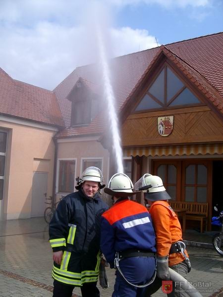 Bild 6 von 22 Auch der richtige Umgang mit einem BM-Strahrohr muss ge&uuml;bt werden. Ohne Mundst&uuml;ck betr&auml;gt der Wasserdurchsatz 800 l/min.