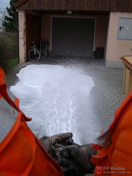 Bild 8 von 22 Hier stimmt das Mischverh&auml;ltnis von Wasser und Schaummittel noch nicht. Der Schaum ist noch viel zu w&auml;ssrig.