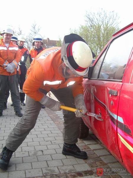 Bild 11 von 22 Am letzten Tag wird der richtige Umgang mit Ger&auml;ten zur Personenbefreiung aus Fahrzeugen ge&uuml;bt.