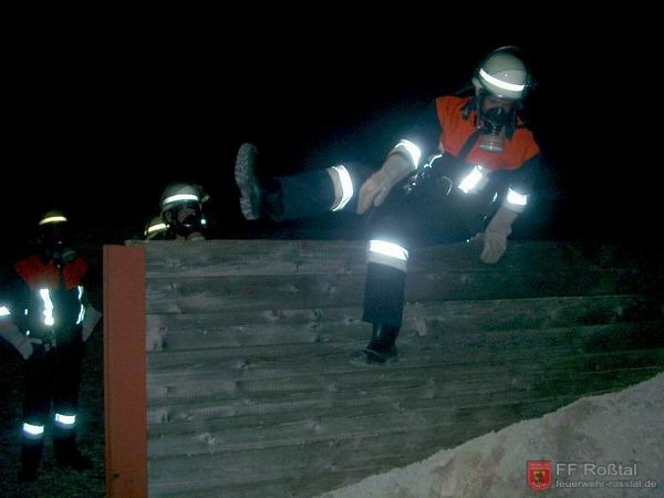 Bild 21 von 23 Jetzt blos nicht runterspringen sondern sich langsam runtergleiten lassen. Mit Pressluftatmer w&auml;hre sonst eine Verletzung sehr wahrscheinlich.