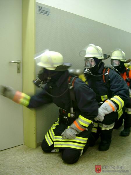 Bild 3 von 15 Ein Trupp beginnt an einer T&uuml;r. 