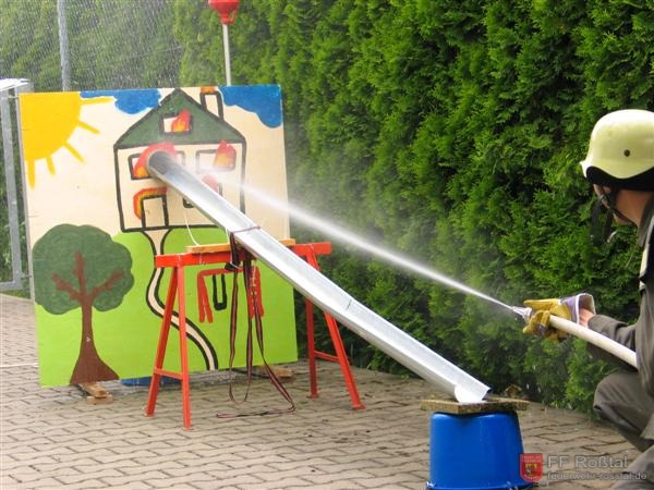 Bild 6 von 10 ... und mit K&uuml;belspritze und D-Strahrohr in ein brennendes Haus gespritzt werden.