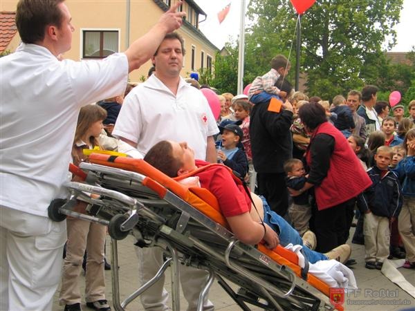 Bild 9 von 10 Versorgung des Patienten durch das BRK